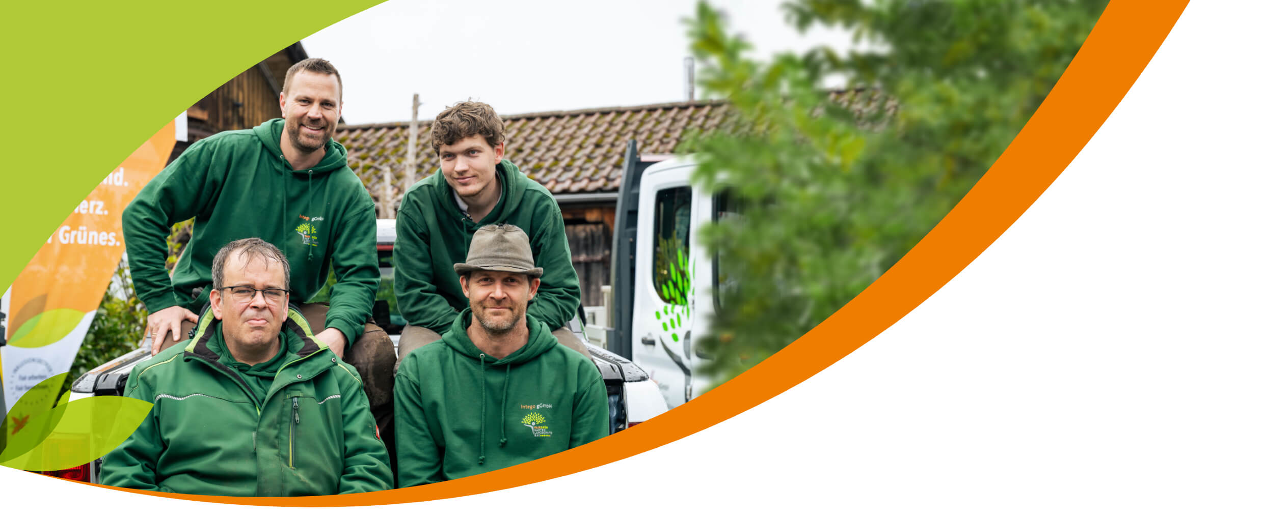 FAIRGR&Uuml;N Team vor Firmenfahrzeug